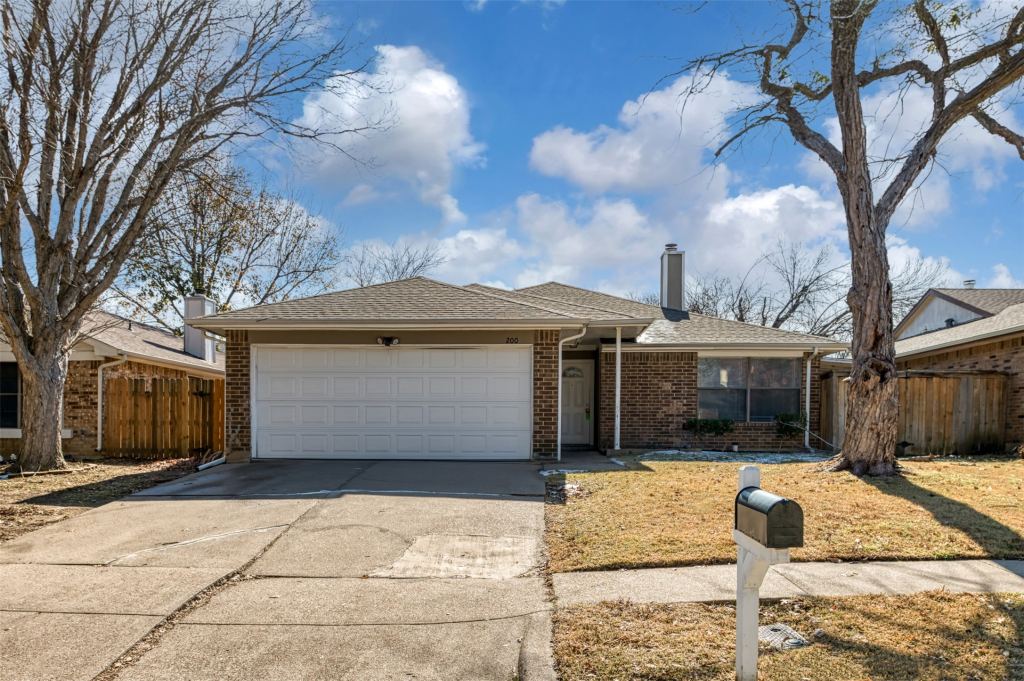 200 Caprock Drive, Arlington, TX 76018 — photo 1