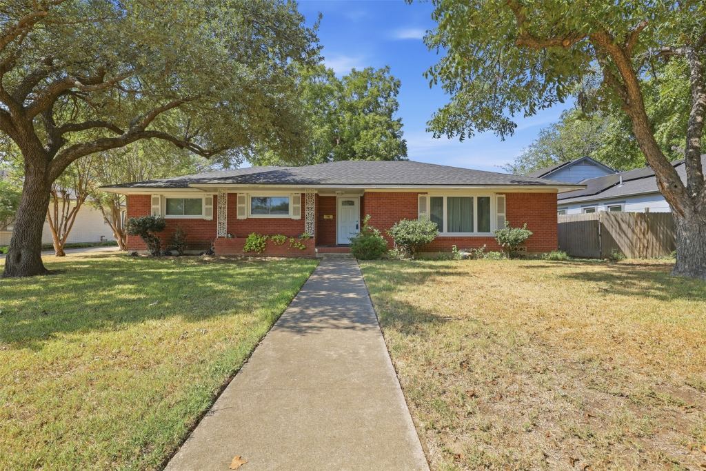 618 Bellevue Drive, Cleburne, TX 76033 — photo 1