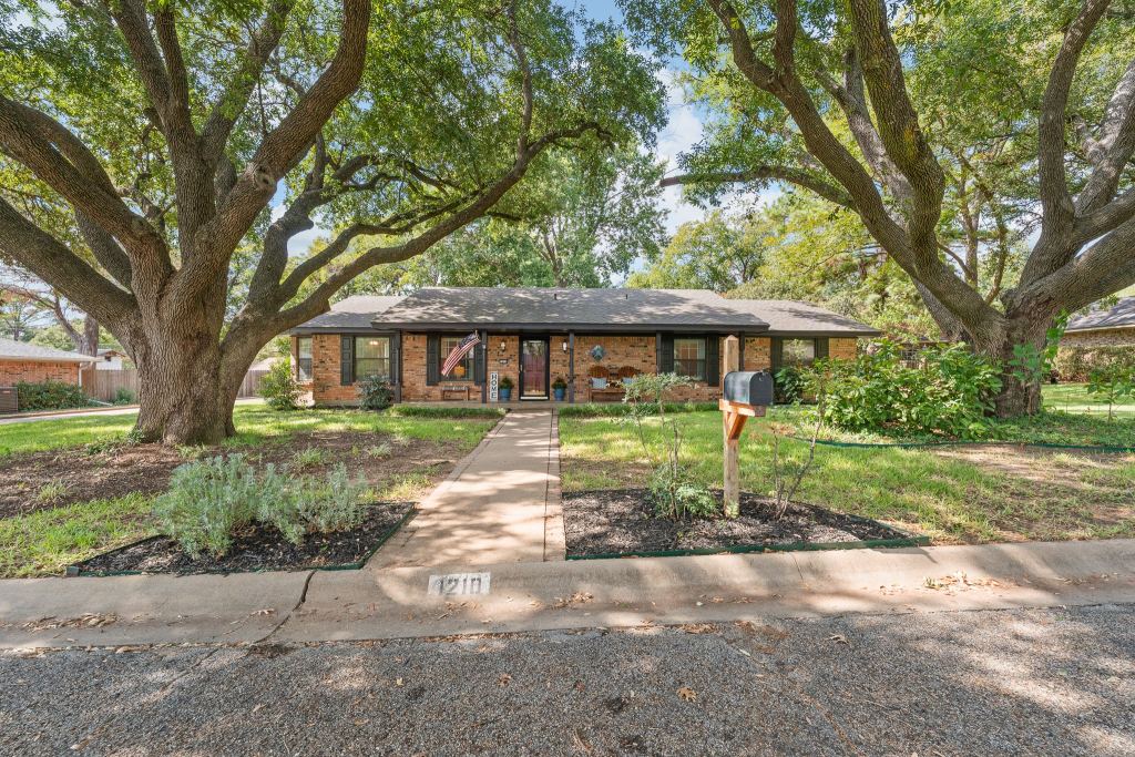 1210 Glenhaven Drive, Cleburne, TX 76033 — photo 1