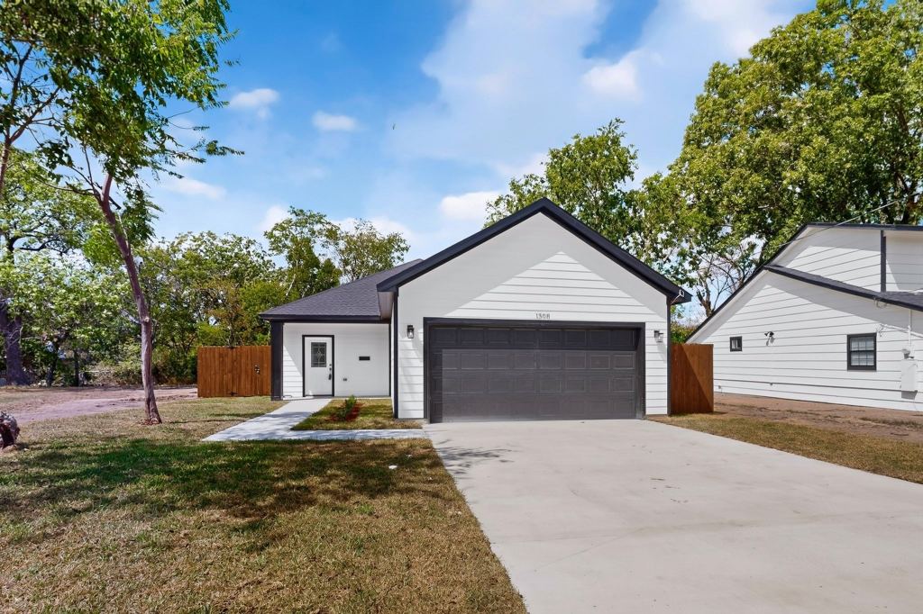 1308 E Collin Street, Corsicana, TX 75110 — photo 1