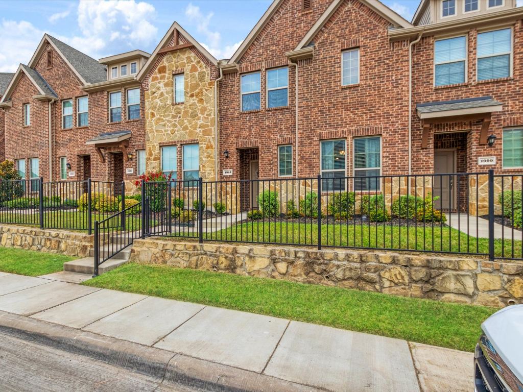 1913 Buffalo Hill Drive, Mesquite, TX 75149 — photo 1