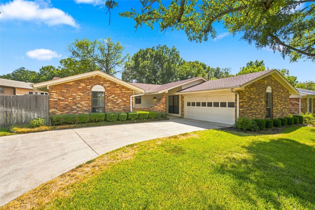 820 E Windsor Drive, Denton, TX 76209 — photo 1