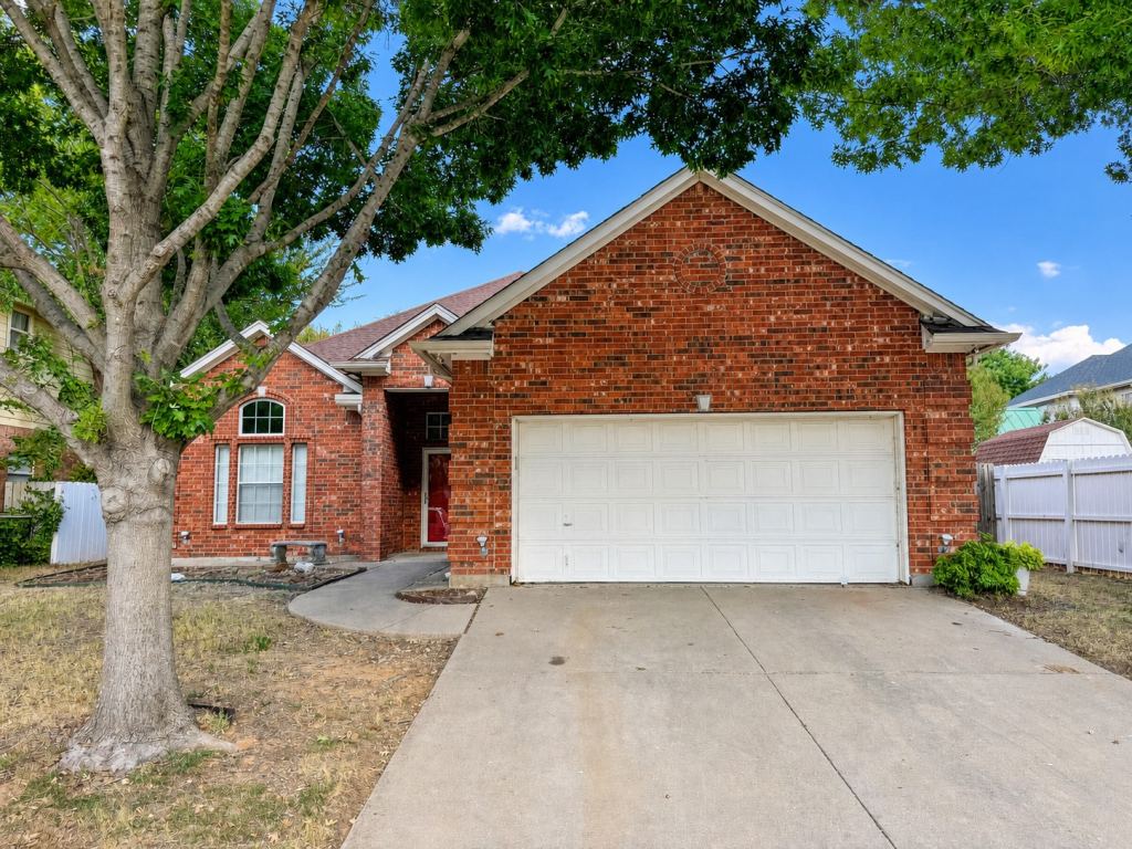 6415 Redstone Drive, Arlington, TX 76001 — photo 1