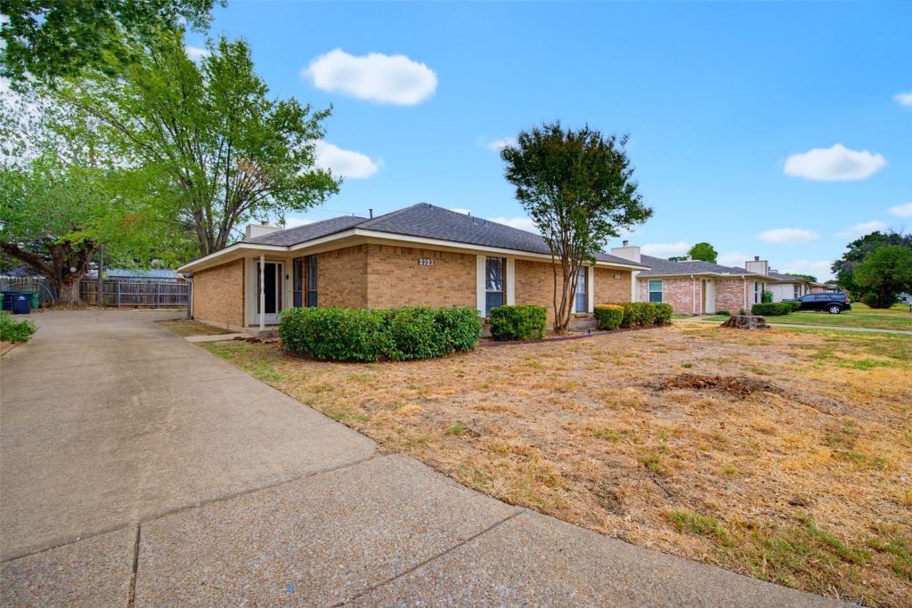 2323 Lido Lane, Arlington, TX 76015 — photo 1
