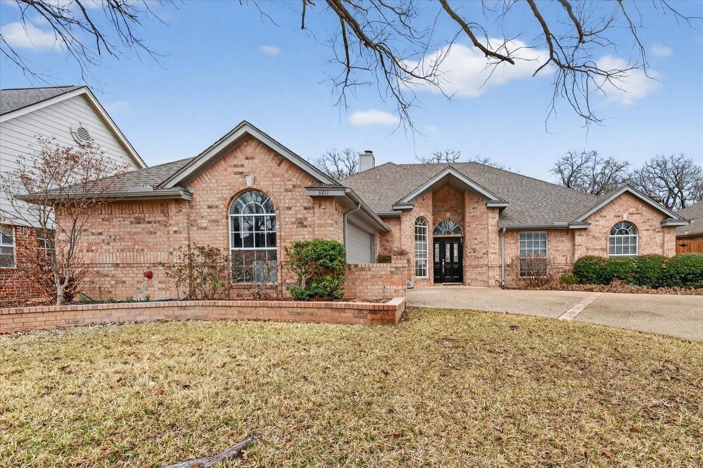 3211 Summergrove Drive, Arlington, TX 76001 — photo 1