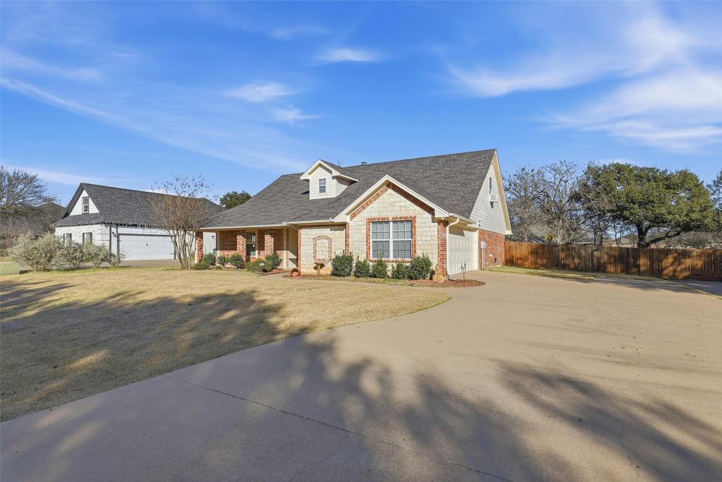3207 Crossbridge Circle, Granbury, TX 76049 — photo 1