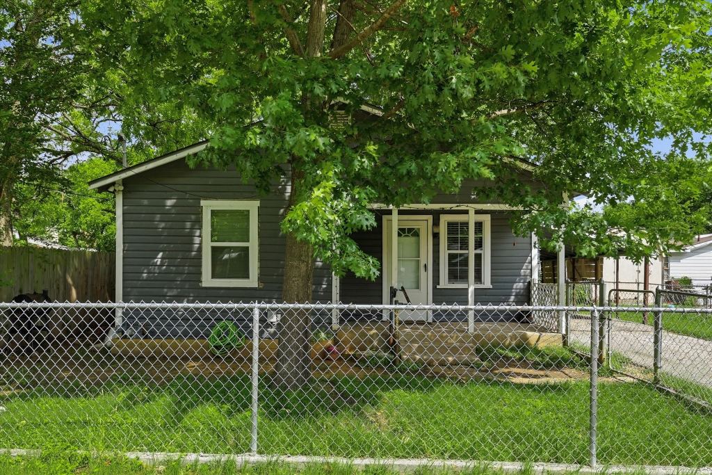 305 Claude Avenue, Cleburne, TX 76031 — photo 1