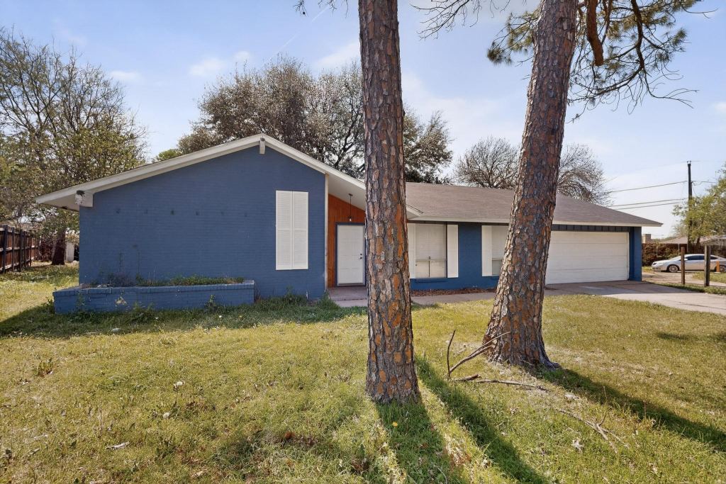 400 Casa Bello Court, Irving, TX 75062 — photo 1