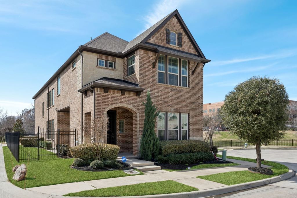 648 Courtyard Lane, Irving, TX 75039 — photo 1