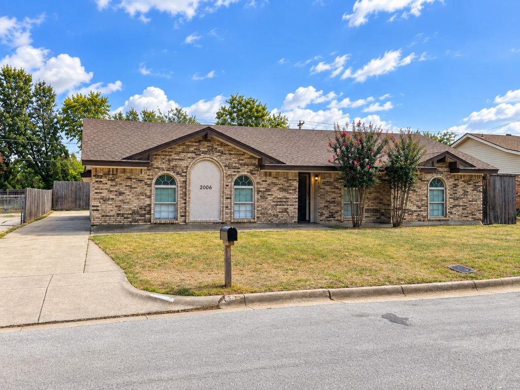 2001 San Jacinto Drive, Arlington, TX 76012 — photo 1