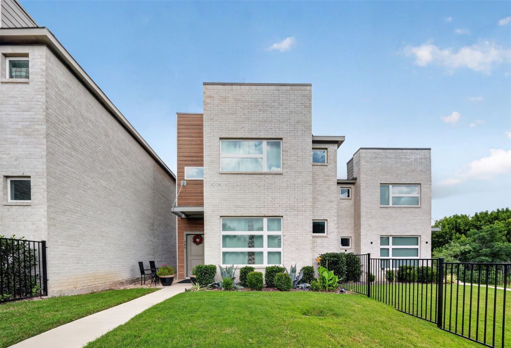 340 Oakbend Drive, Lewisville, TX 75067 — photo 1