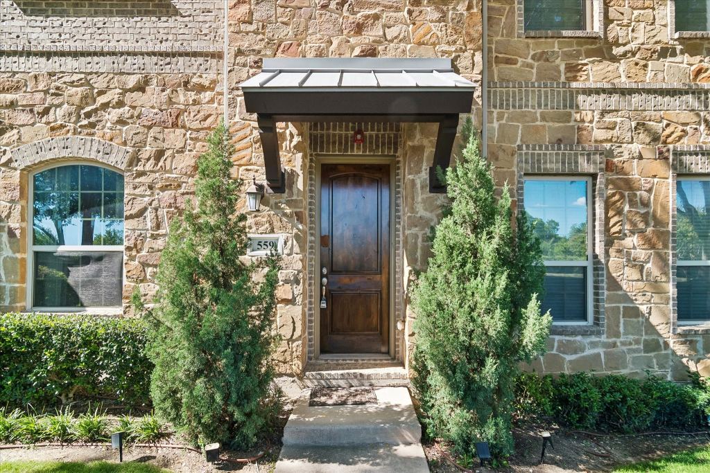 559 W Royal Lane, Irving, TX 75039 — photo 1