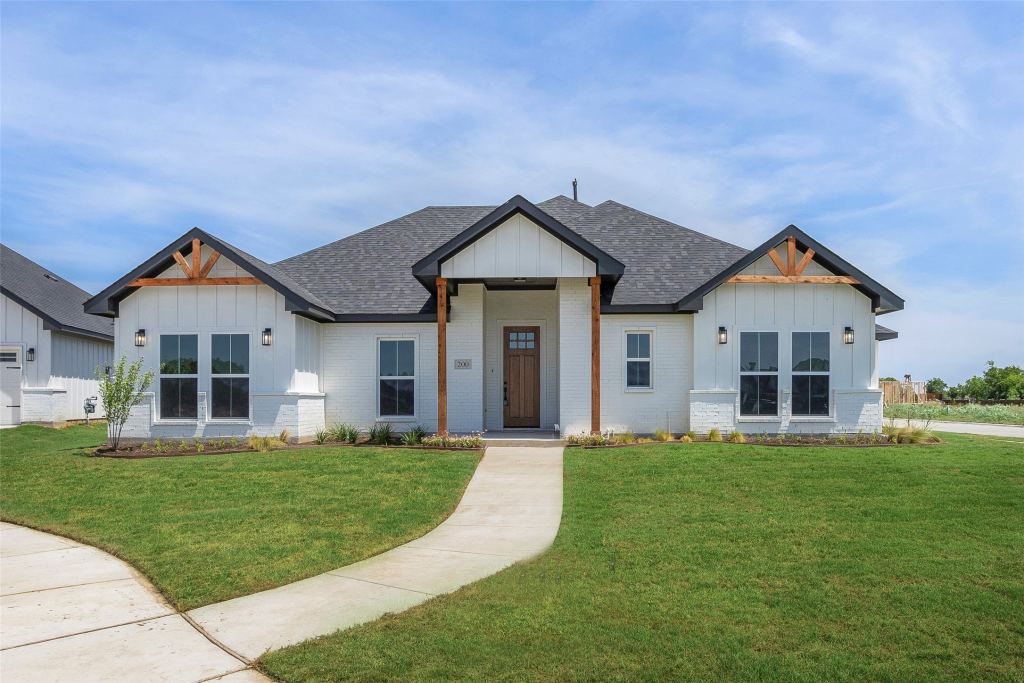 200 Cliff Court, Godley, TX 76044 — photo 1