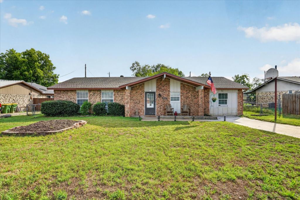 408 Grandview Drive, Granbury, TX 76049 — photo 1