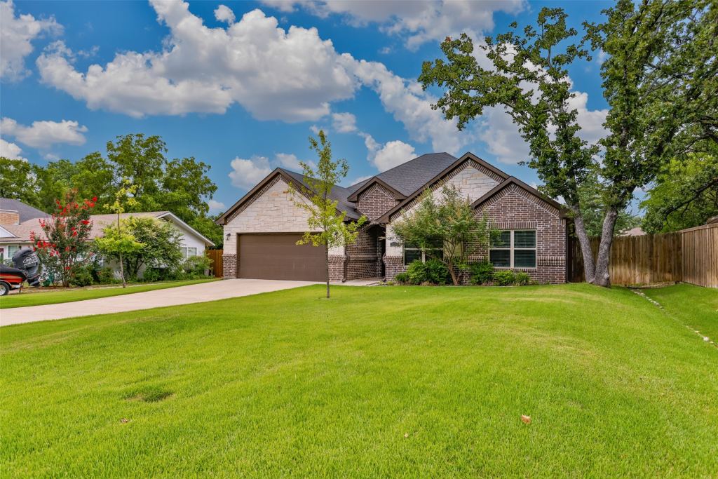 110 E Iriquois Drive, Lake Kiowa, TX 76240 — photo 1