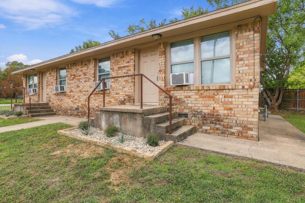 701 W Hull A & B Street, Denison, TX 75020 — photo 1