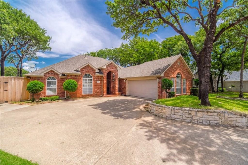 5000 Pointclear Court, Arlington, TX 76017 — photo 1