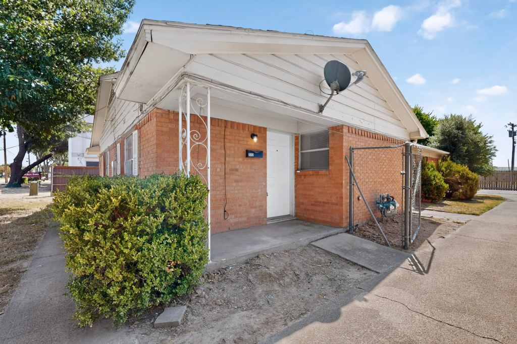 222 W Union Bower Road, Irving, TX 75061 — photo 1
