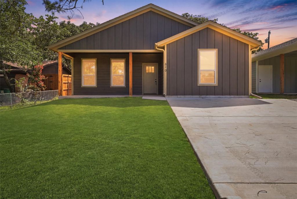 810 Branding Iron Trail, Granbury, TX 76049 — photo 1