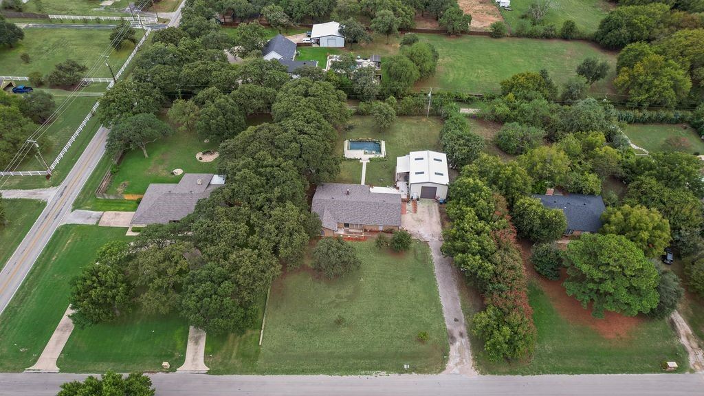 22 Spring Oaks Road, Burleson, TX 76028 — photo 1