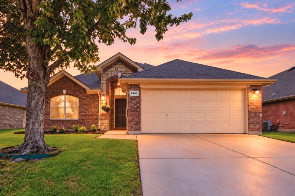 1347 Lake Forest Drive, Grand Prairie, TX 75052 — photo 1