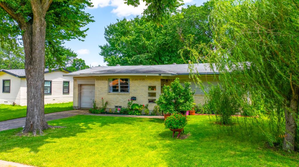 301 W Ridgewood Drive, Garland, TX 75041 — photo 1