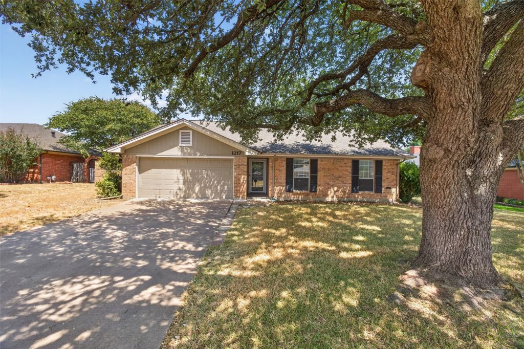 1217 Stonelake Drive, Cleburne, TX 76033 — photo 1
