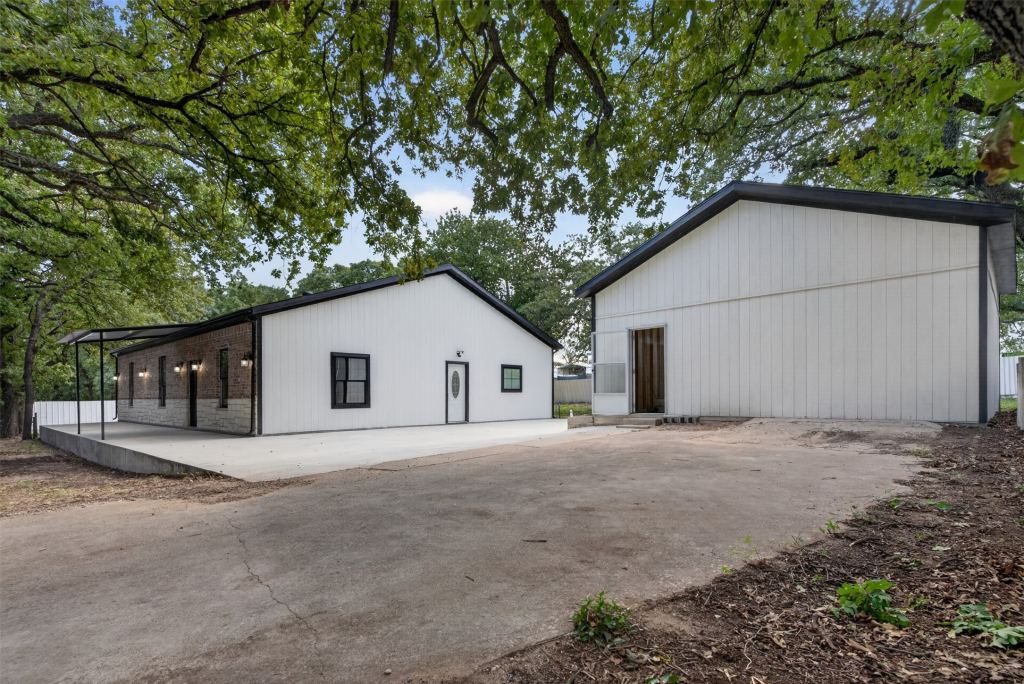 180 Garnet Road, Springtown, TX 76082 — photo 1