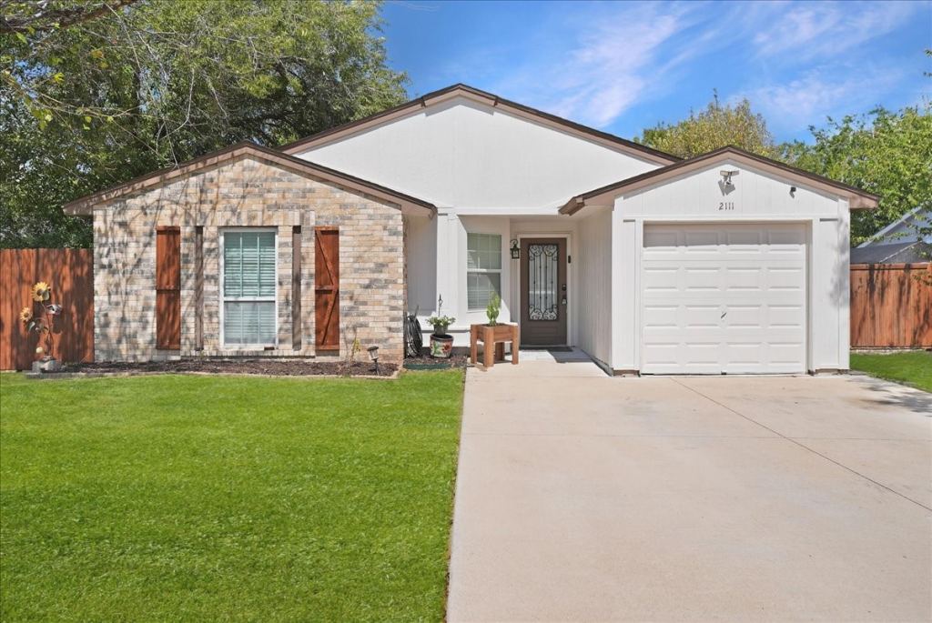 2111 Sharpshire Lane, Arlington, TX 76014 — photo 1