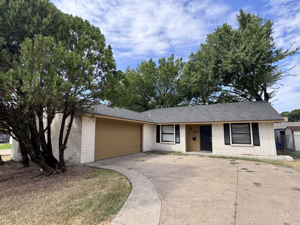 1610 Kingston Drive, Grand Prairie, TX 75051 — photo 1