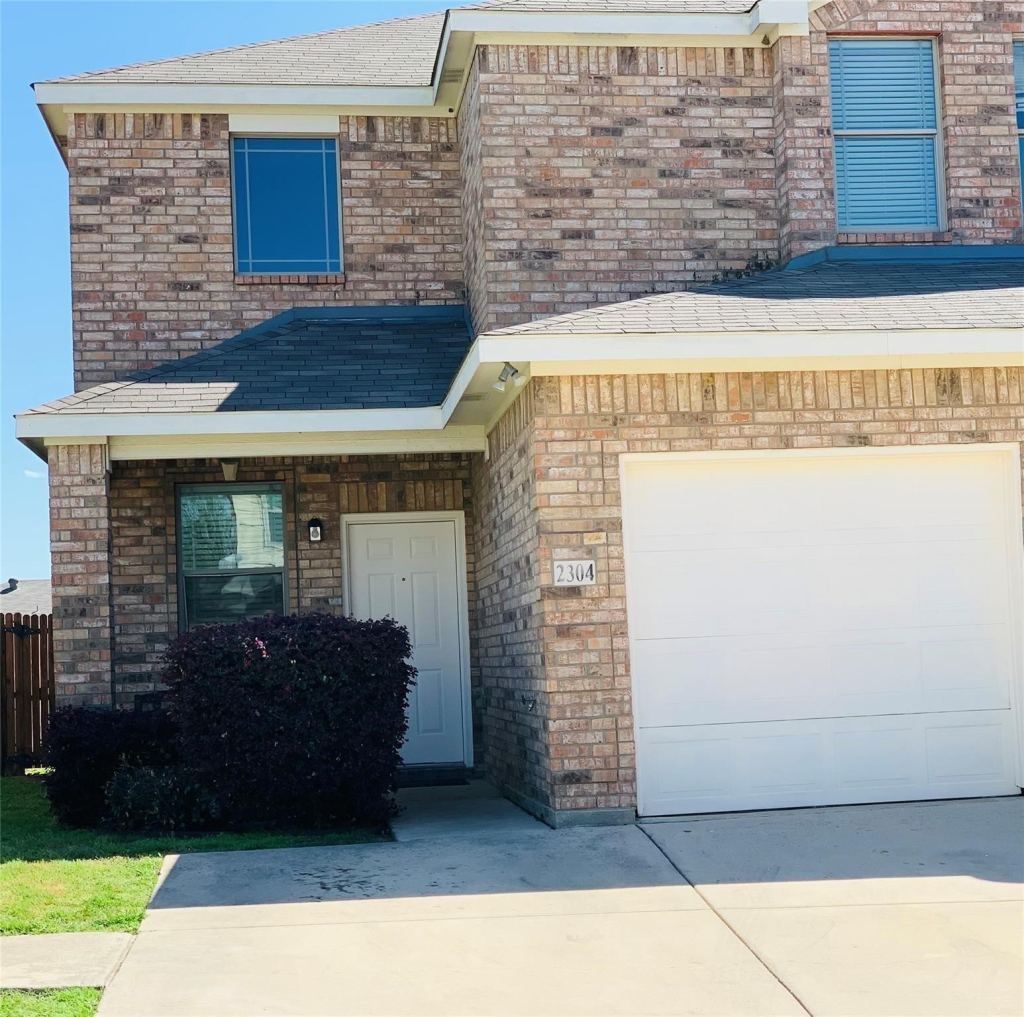 2304 Aldergate Drive, Arlington, TX 76012 — photo 1