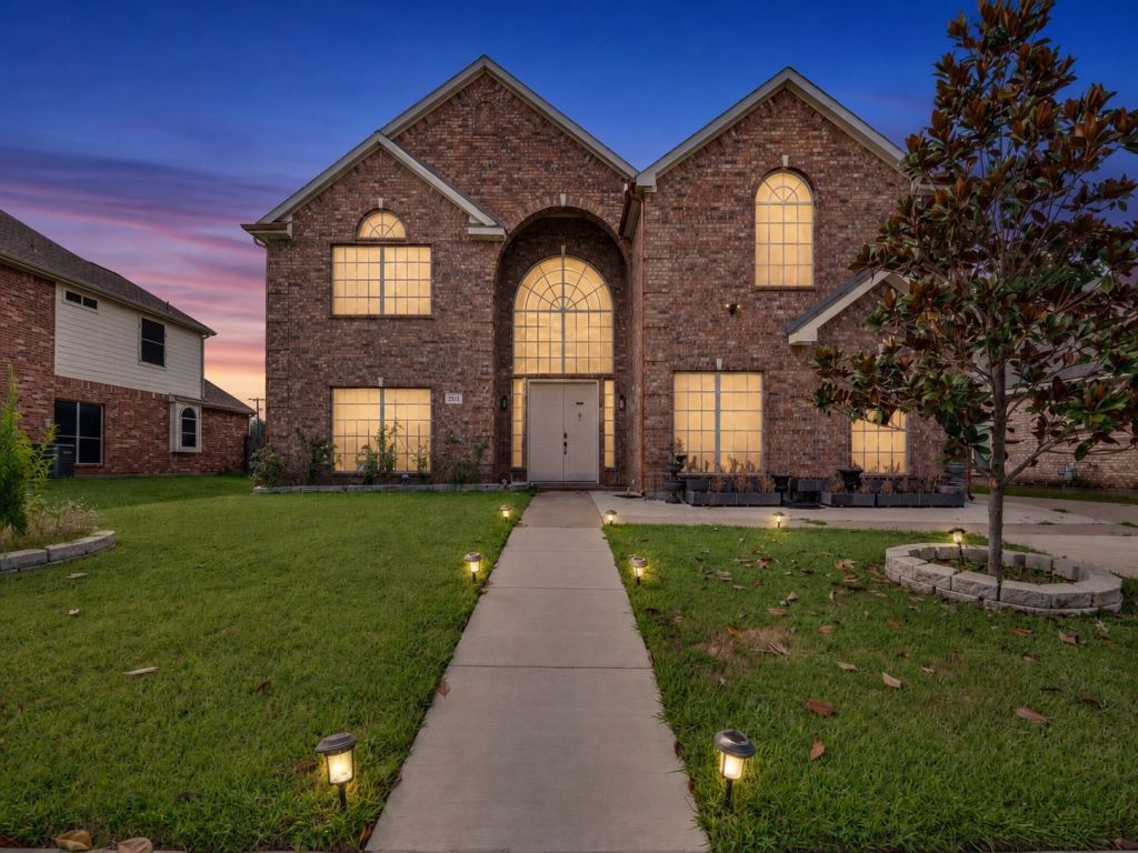 2811 Gillespie Lane, Grand Prairie, TX 75052 — photo 1