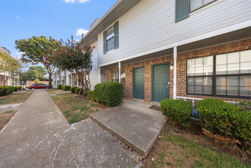 929 W Hickory Street A8, Denton, TX 76201 — photo 1