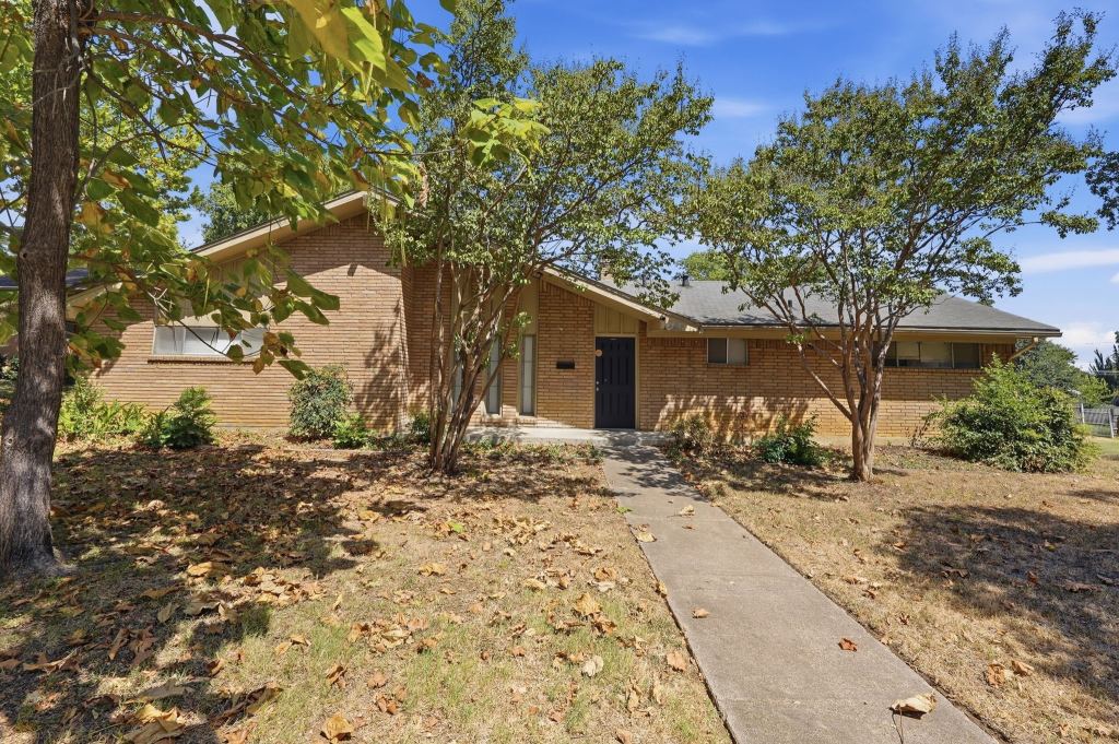 417 Lakeside Drive, Irving, TX 75062 — photo 1