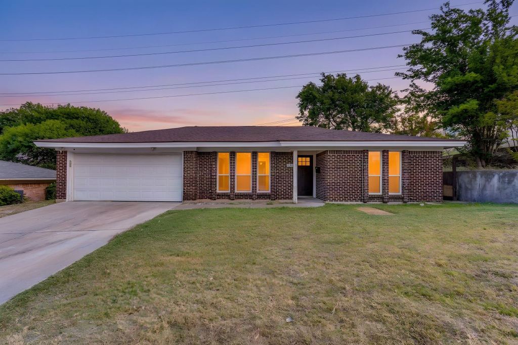 332 W Hallmark Drive, Fort Worth, TX 76134 — photo 1
