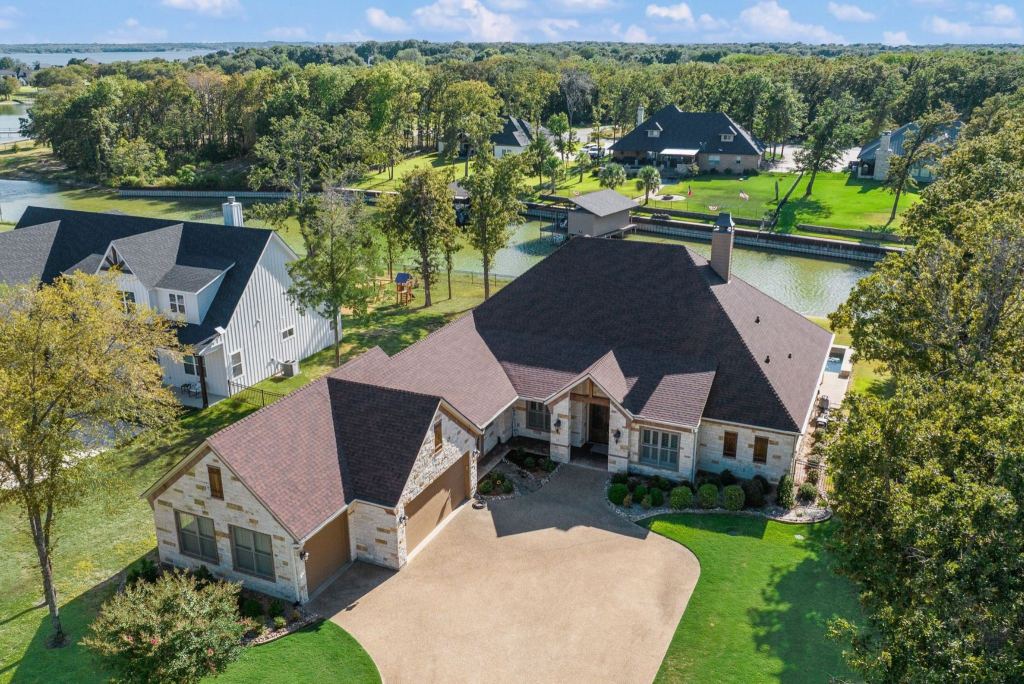 560 Clubhouse Drive, Corsicana, TX 75109 — photo 1