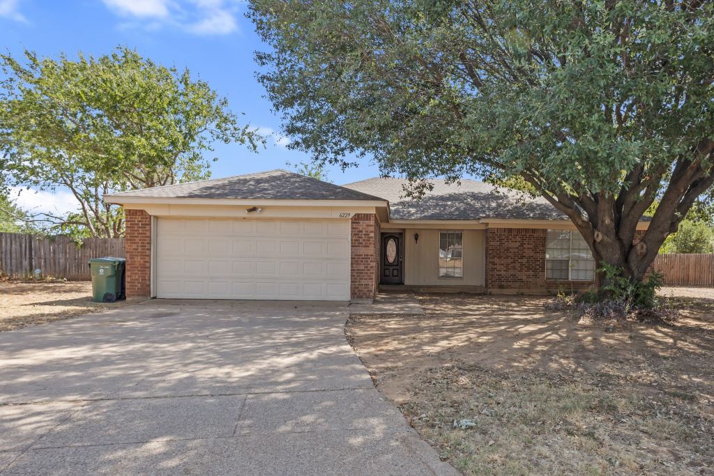 6229 Maple Springs Drive, Arlington, TX 76001 — photo 1
