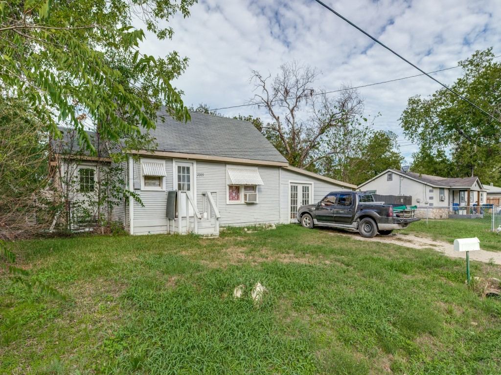 2009 Pecan Street, Commerce, TX 75428 — photo 1
