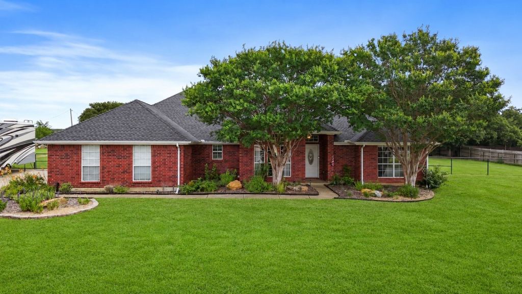 3909 Timbercrest Drive E, Burleson, TX 76028 — photo 1