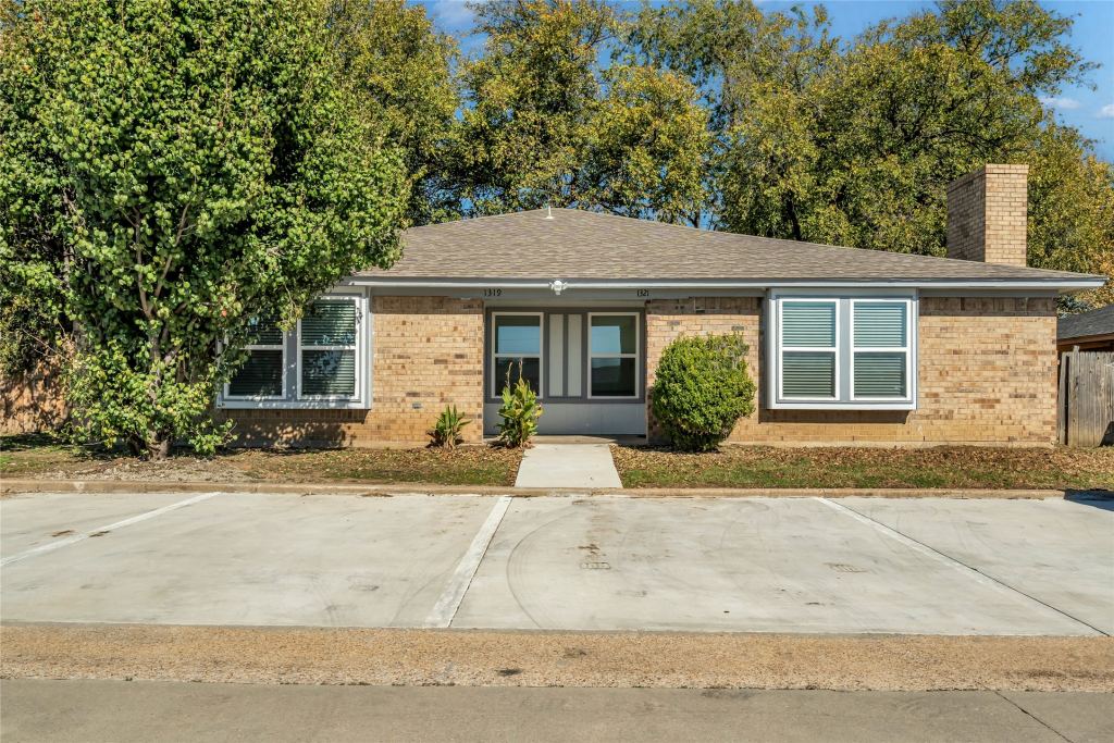 1319 Parkway Court, Arlington, TX 76010 — photo 1