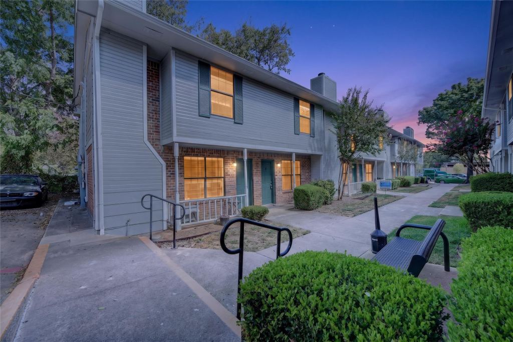 929 Hickory Street 18, Denton, TX 76201 — photo 1
