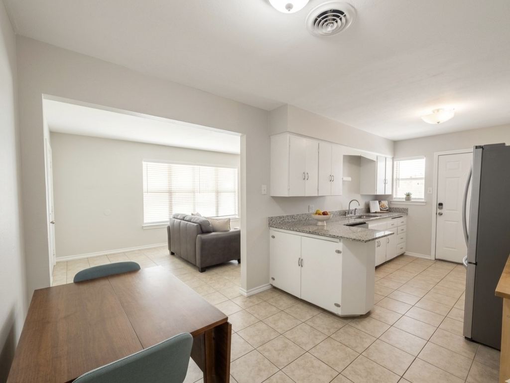 2732 W Jefferson Boulevard, Dallas, TX 75211 — photo 1
