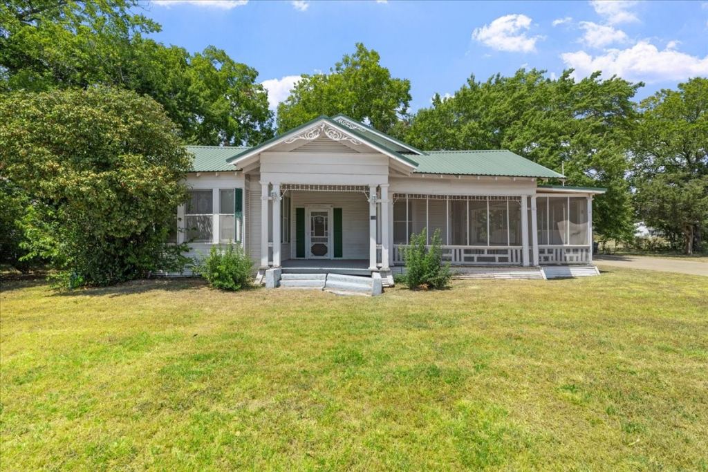 106 N 1st Street W, Dawson, TX 76639 — photo 1