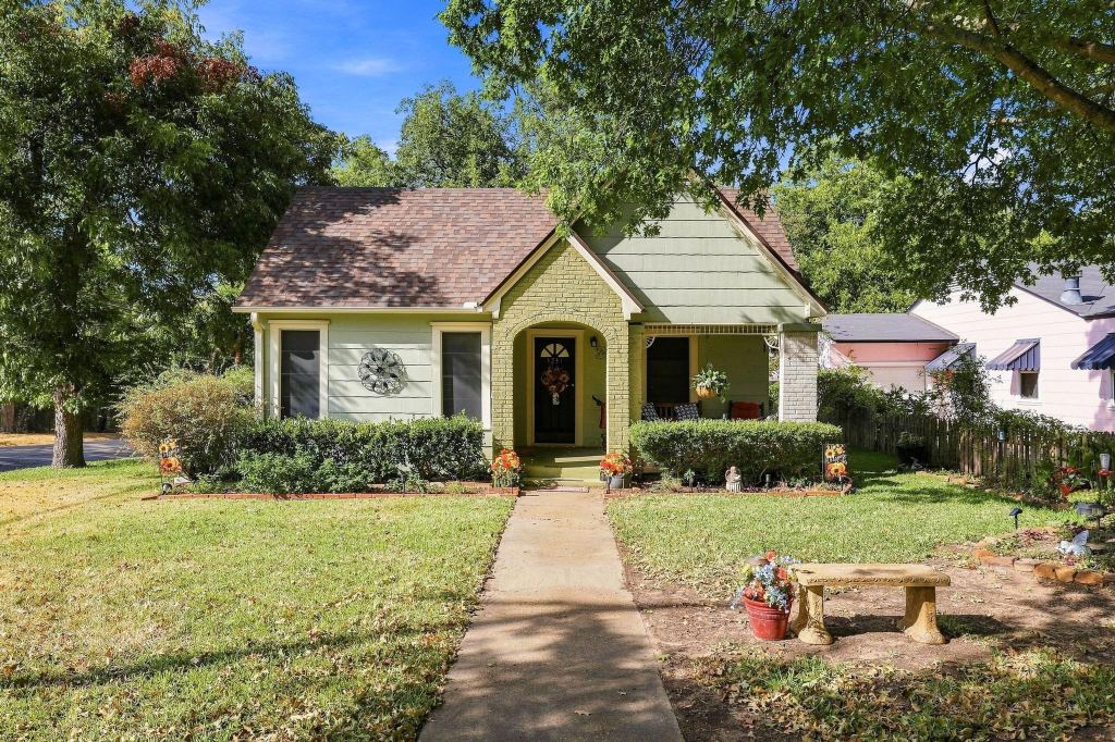 1231 W Sears Street, Denison, TX 75020 — photo 1