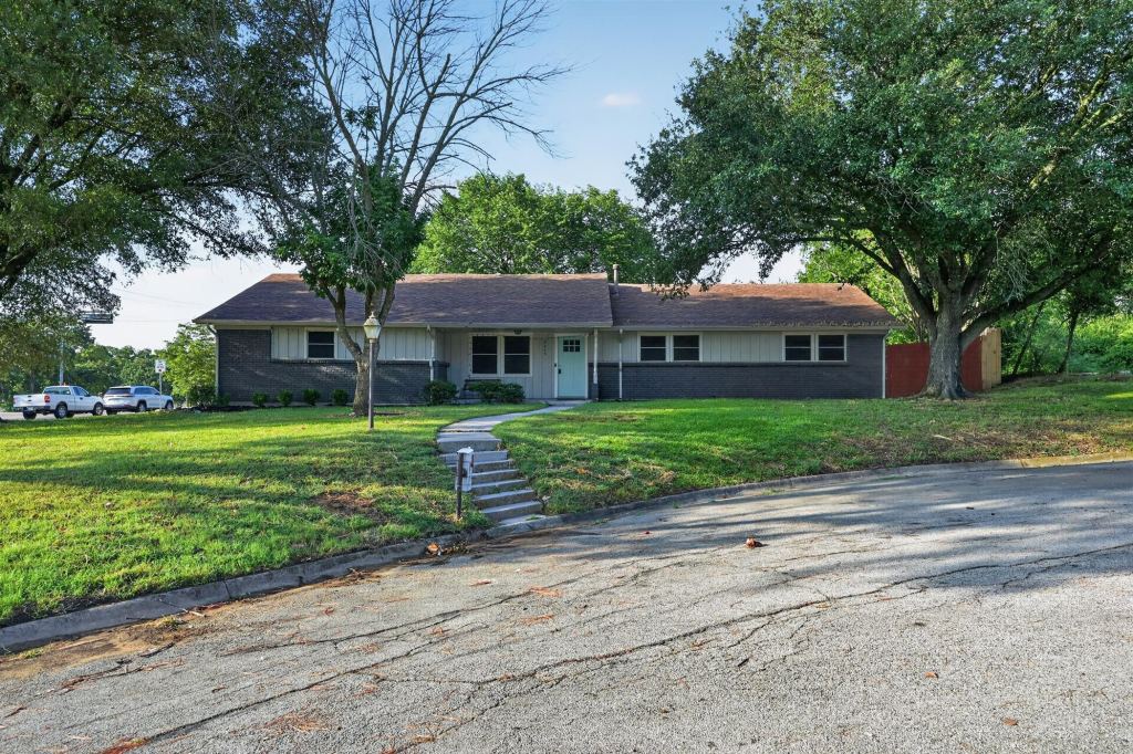 2403 Robin Circle, Denton, TX 76209 — photo 1