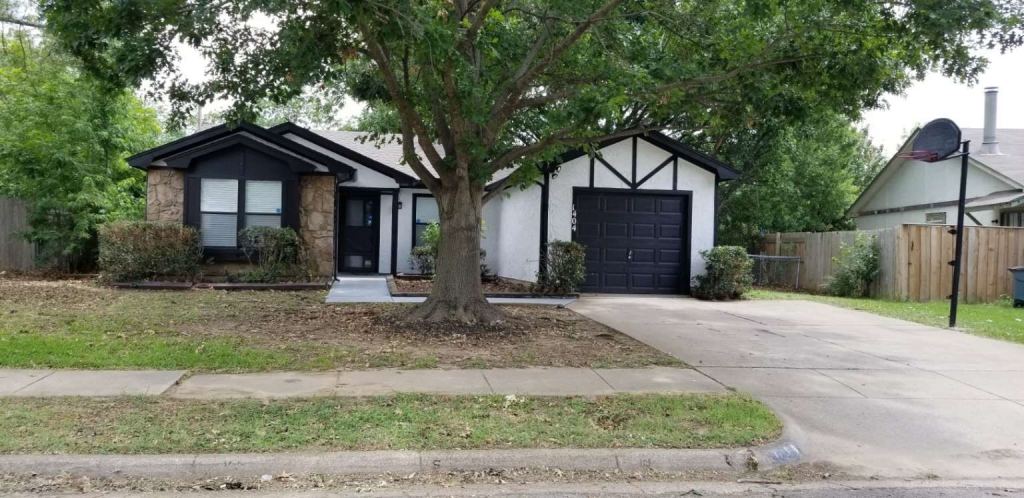 1404 Colonnade Drive, Arlington, TX 76018 — photo 1