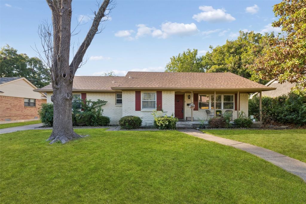 132 W Kenwood Drive, Garland, TX 75041 — photo 1