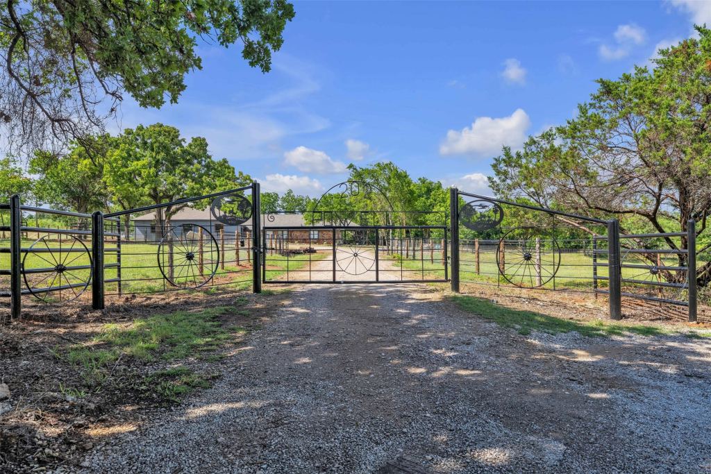 202 Powell, Weatherford, TX 76088 — photo 1
