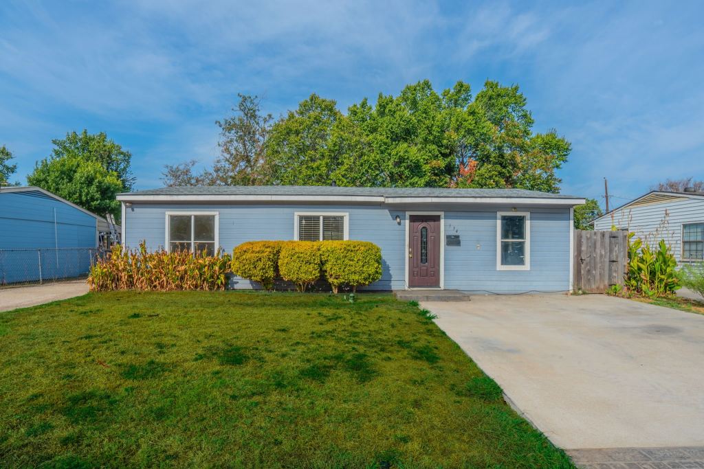 934 Indian Hills Drive, Grand Prairie, TX 75051 — photo 1