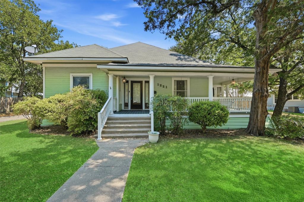 1221 S Crockett Street, Sherman, TX 75090 — photo 1
